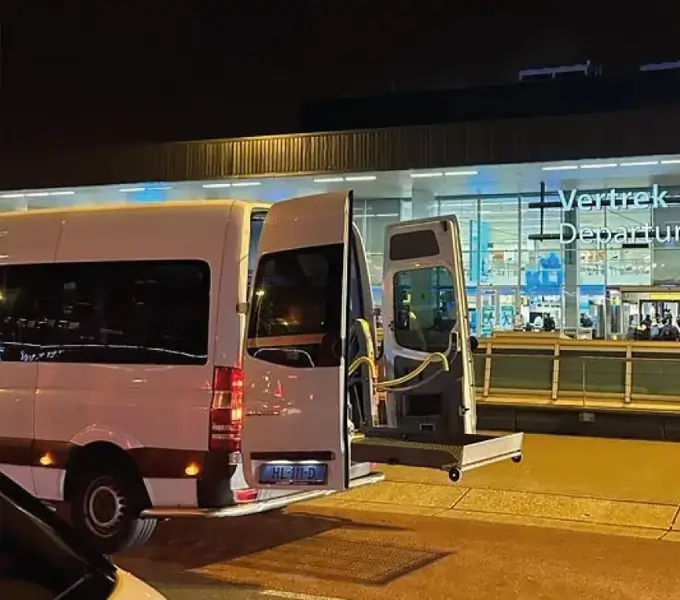 Rolstoelbus bij Schiphol voor reizigers uit Woerden